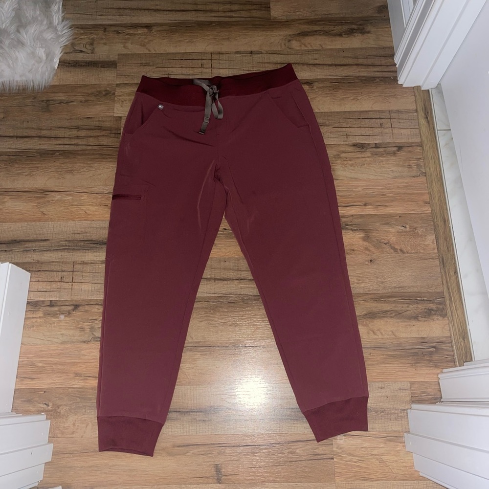 Black Cherry Size M petite figs scrub pants